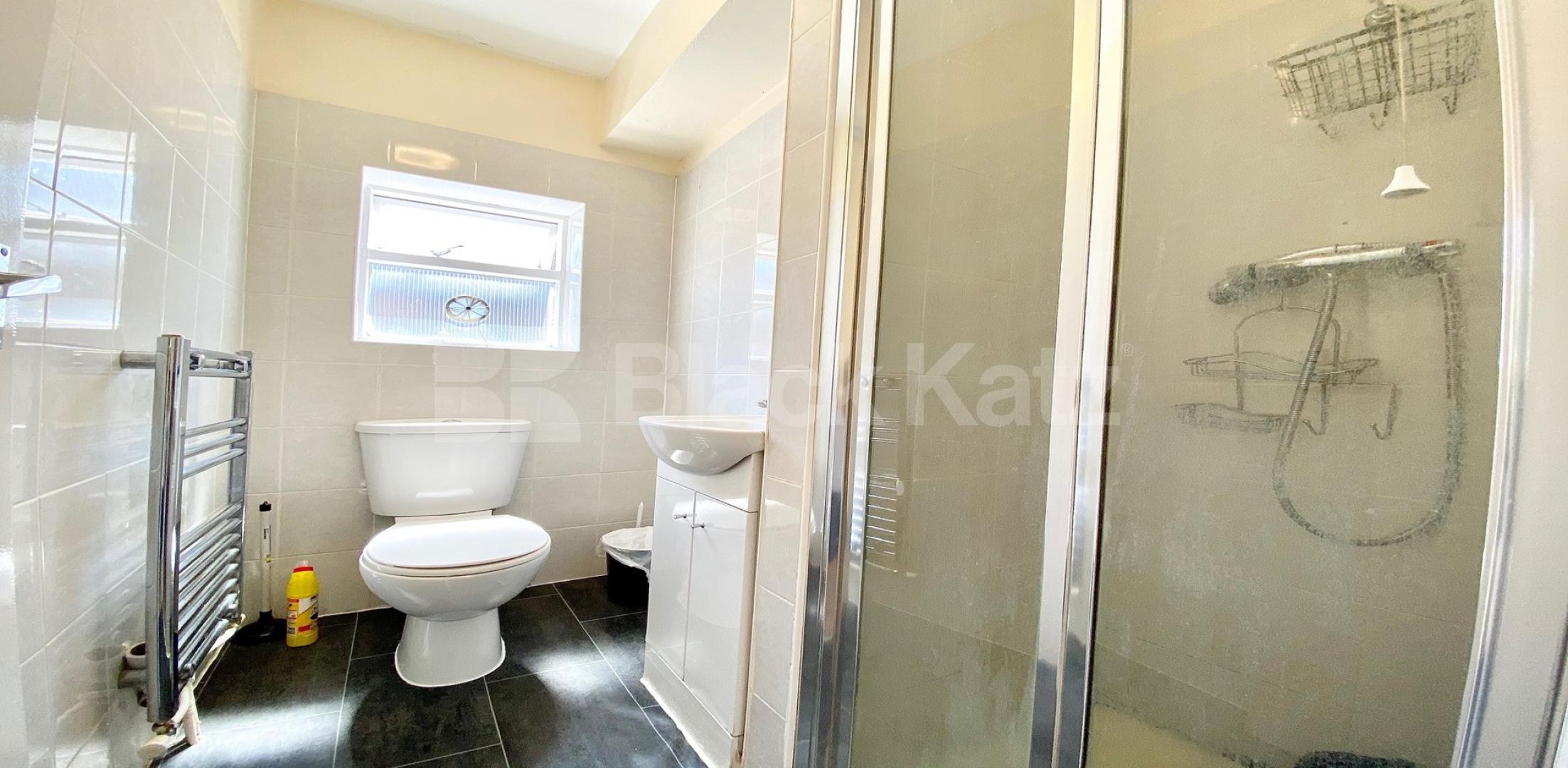 			VIRTUAL TOUR AVAILABLE!, 4 Bedroom, 1 bath, 1 reception Apartment			 Chapel Market, N1, ANGEL